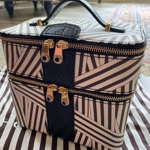 Henri Bendel jewelry case very unique piece